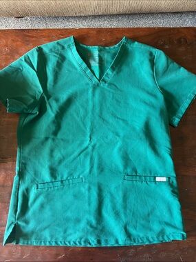 Figs Hunter Green Casma 3 Pocket top 
Size Medium